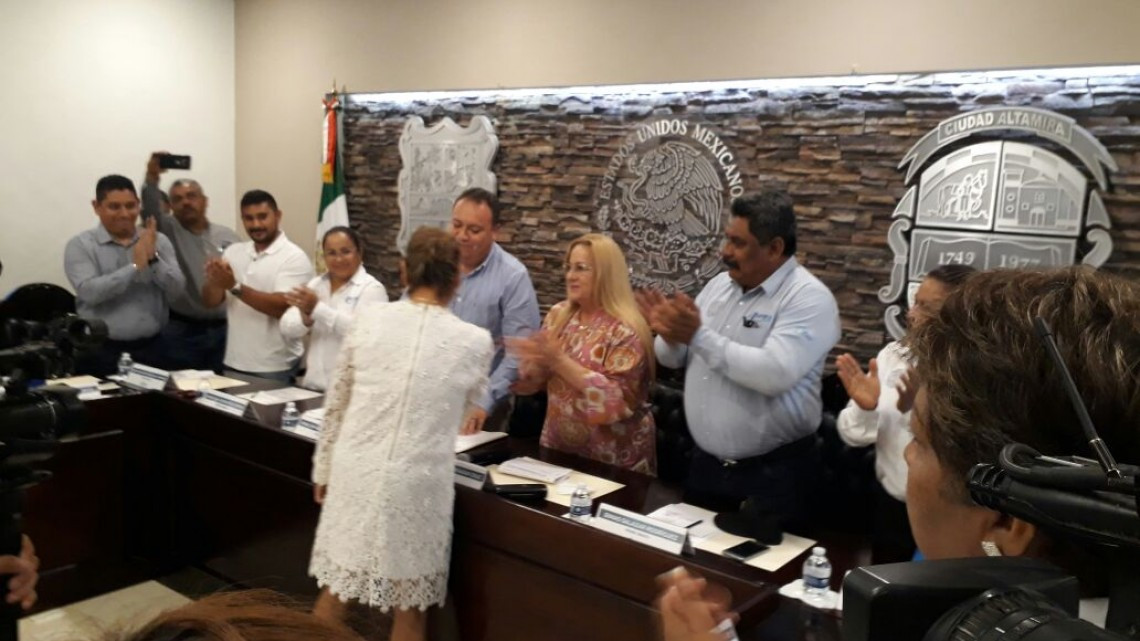 Beatriz Gómez toma protesta como alcalde interina de Altamira