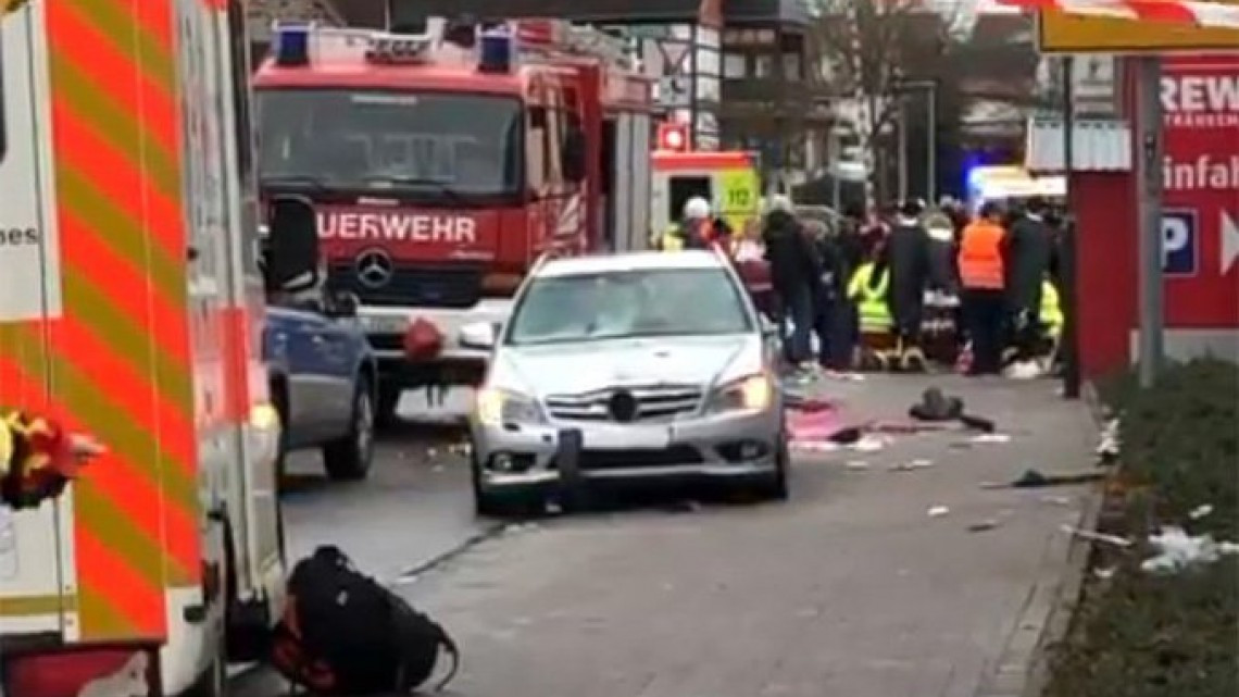 Vehículo embiste a una multitud en Alemania 