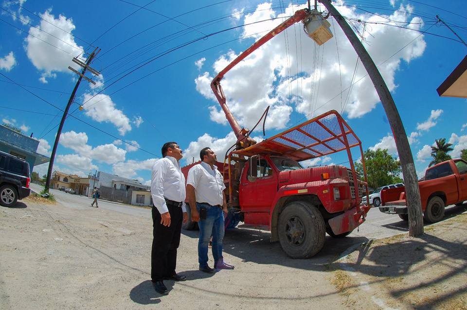 Supervisan trabajos de alumbrado