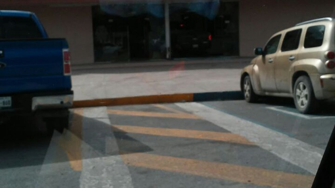 Camioneta se impacta en presidencia municipal de Rio Bravo