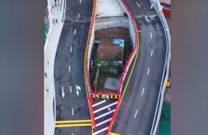 Mujer no acepta vender su casa y ahora vive en medio de autopista