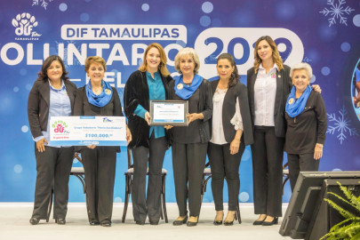 Mariana Gómez entrega premio a los voluntarios del año 