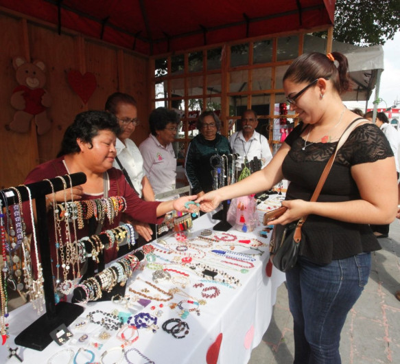 Amplían exposición y venta de trabajos de talleres CEDIF