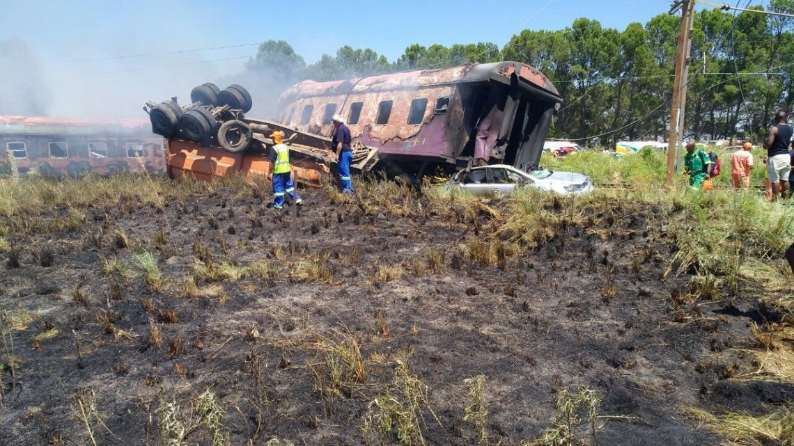 Al menos 12 muertos y 180 heridos en un accidente de tren en Sudáfrica
