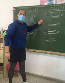 Maestros dan clases en falda para fomentar la inclusión