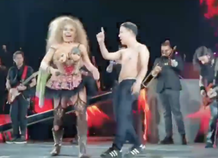 La Trevi desnuda a fan en concierto