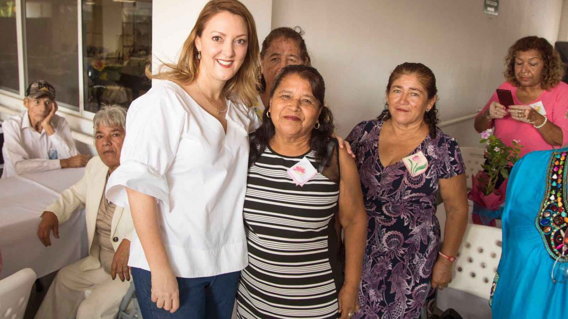 Festeja Mariana Gómez a padres y madres de Casa Club del Adulto Activo