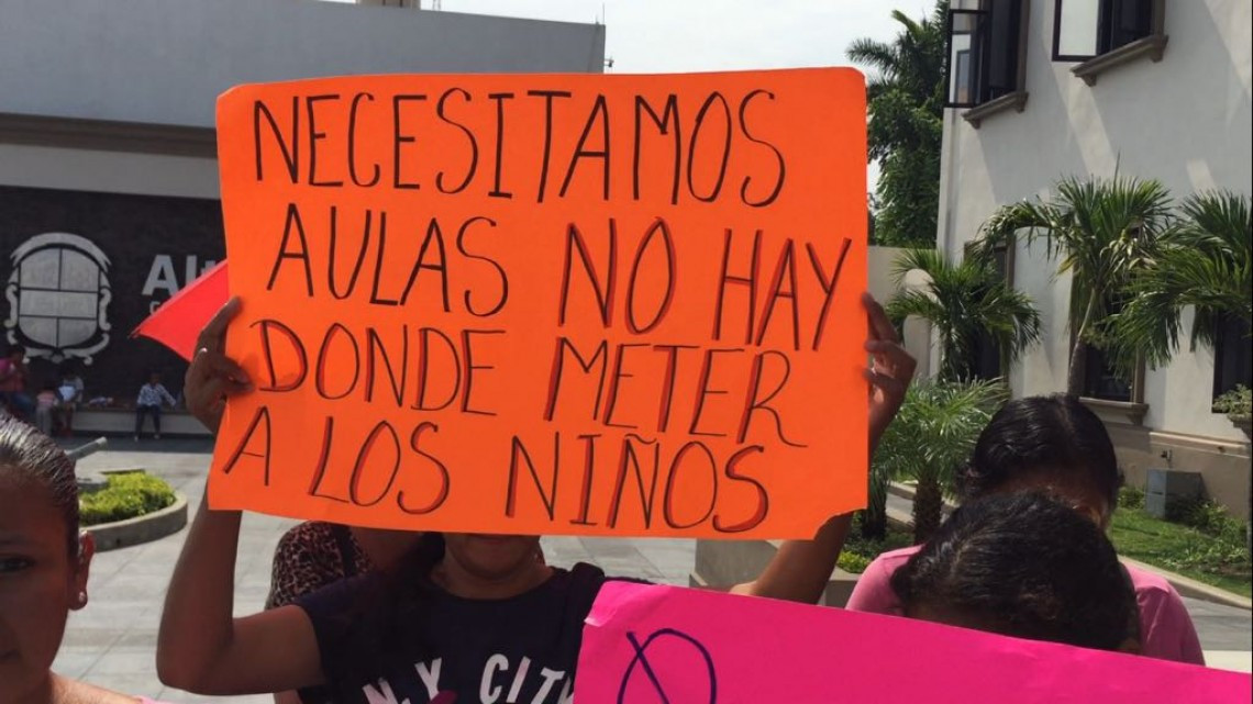 Padres de familia protestan para exigir electrificación de escuela primaria