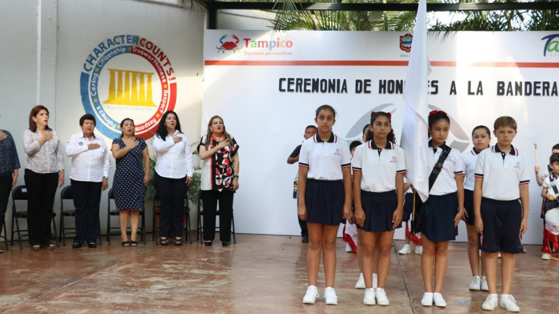Encabeza Alcaldesa Honores a la Bandera en la escuela Americana