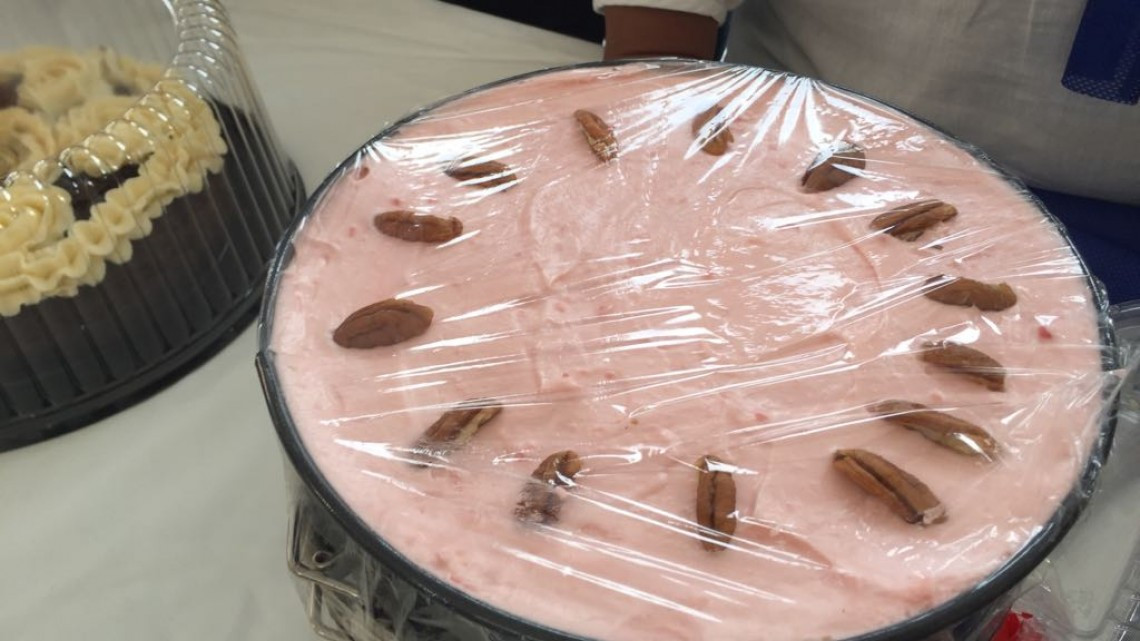 Celebran el día del amor y la amistad con abrazos y besos