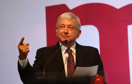 AMLO sonríe y dice que ya no llamará “Mafia del poder” a sus adversarios 