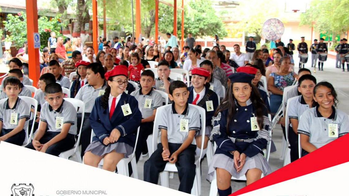 Acude alcaldesa a graduación de escuela primaria