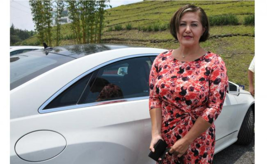 Captan a “Recaudadora” de AMLO en un auto de lujo