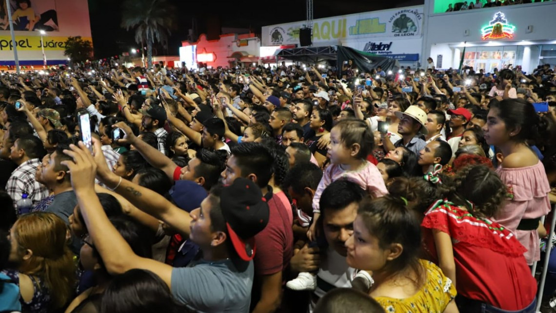17 mil personas dan el Grito de Independencia con Maki Ortiz