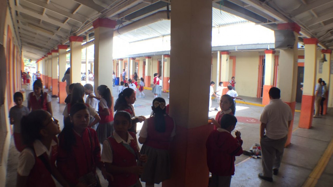 Padres de familia repararán barda de primaria