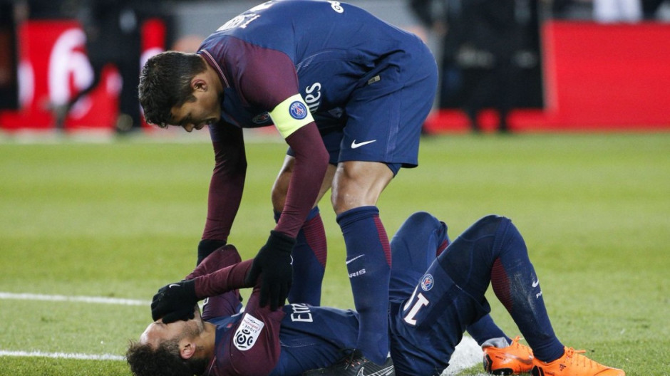 Neymar se lesiona y sale llorando del campo