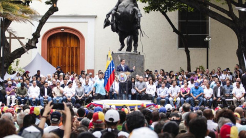 Guaidó llama a movilización masiva contra Maduro