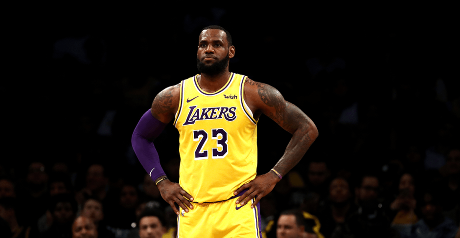 LeBron James se muestra furioso por el video de un entrenador golpeando a un niño