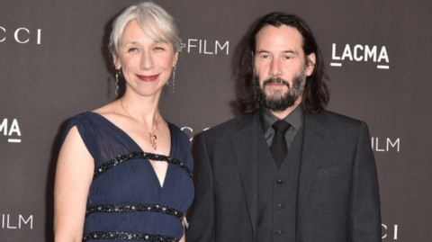 Keanu Reeves presenta a su novia en alfombra roja