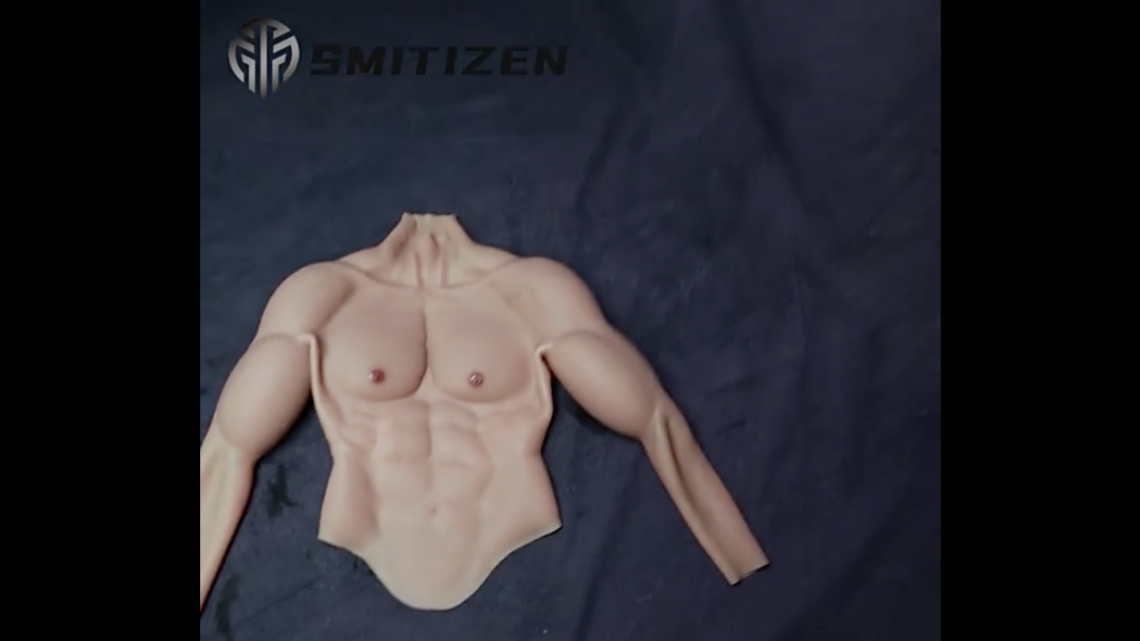 Crean traje hiperrealista para lucir un cuerpo de gimnasio en segundos