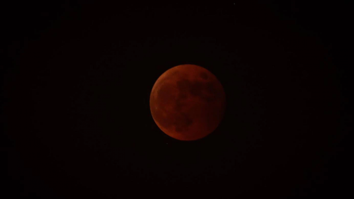 Así se vivió el eclipse lunar total; fenómeno no volverá a repetirse hasta el 2025