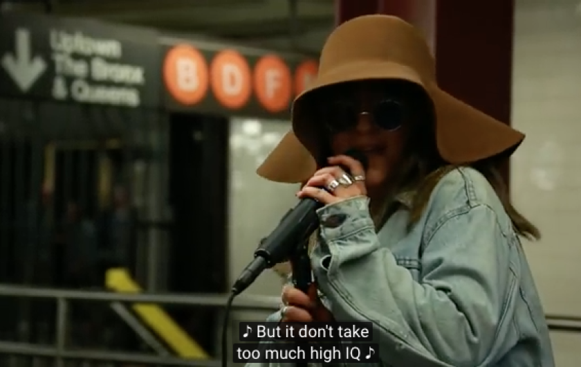 Christina Aguilera canta para pasajeros del metro de Nueva York