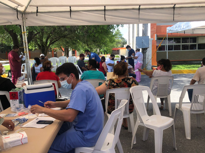 Pese a largas filas, ágil vacunación contra covid-19