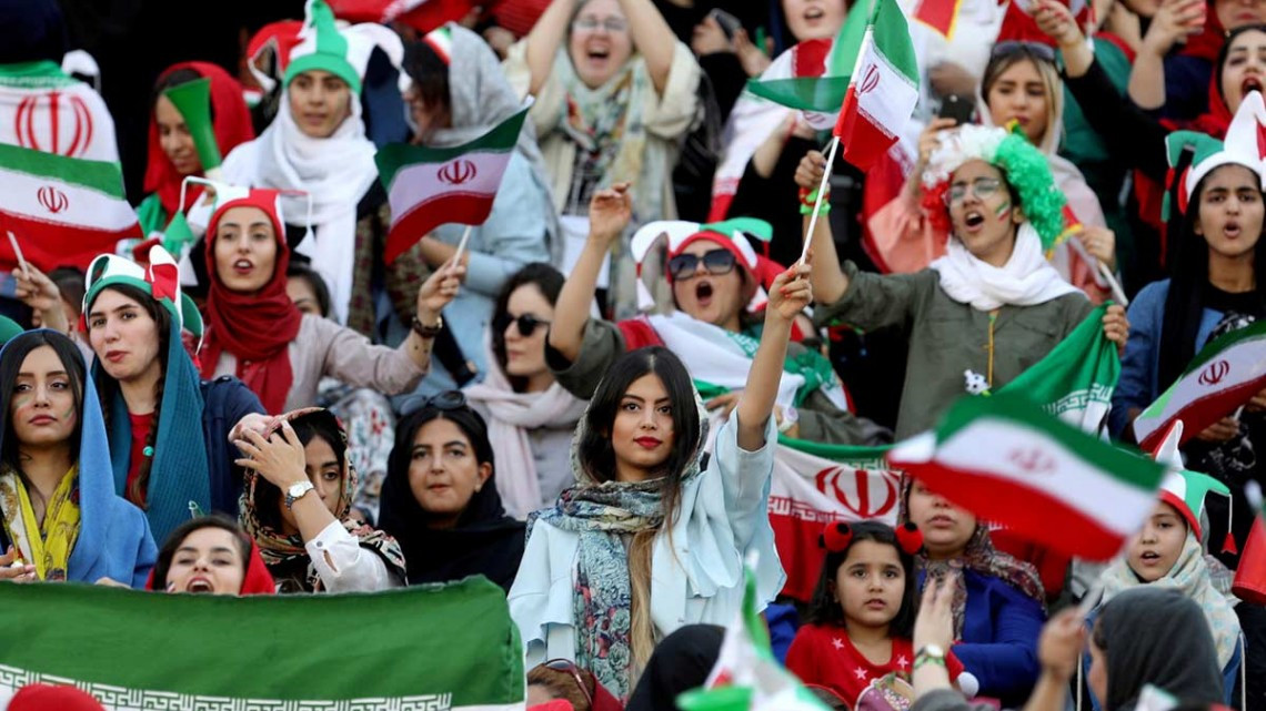Mujeres iraníes hacen historia al entrar a estadio de futbol 