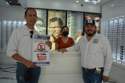 Comerciantes advierten de multas por estacionarse en lugares prohibidos 