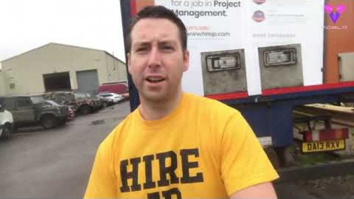 Hombre pega CV en camión y consigue trabajo 