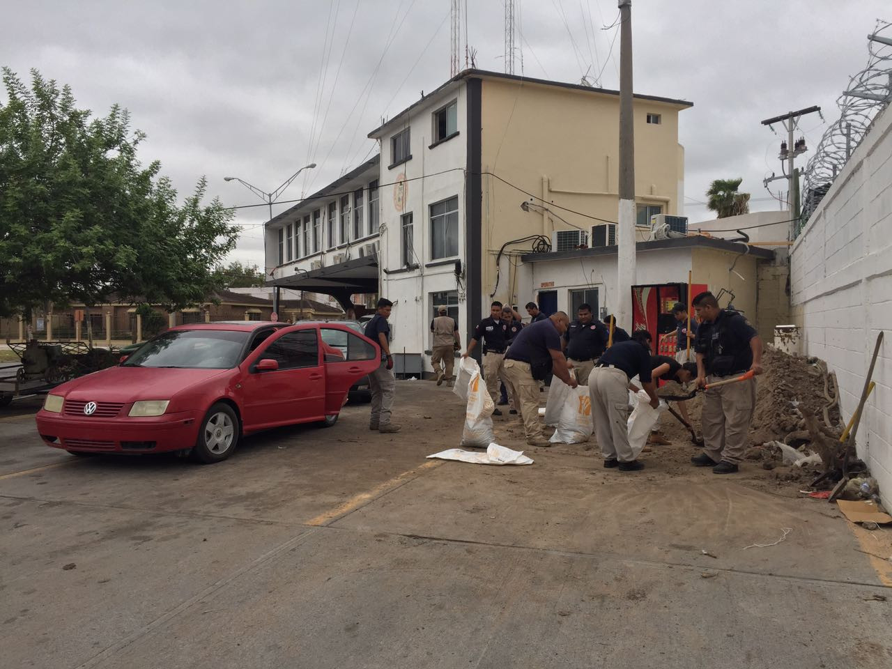 Bomberos reparten más 2 mil costales de arena