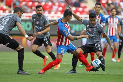 Necaxa le pega 2-1 a Chivas 