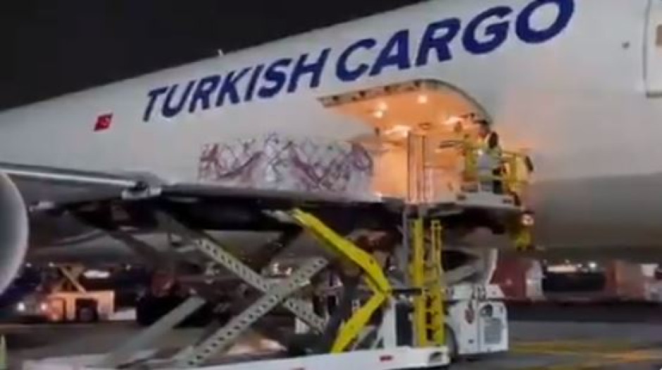 Arriba a México nuevos cargamentos de vacunas contra Sputnik V y de Pfizer 