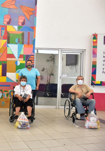 DIF Reynosa entregó sillas de ruedas a ciudadanos que hicieron petición 