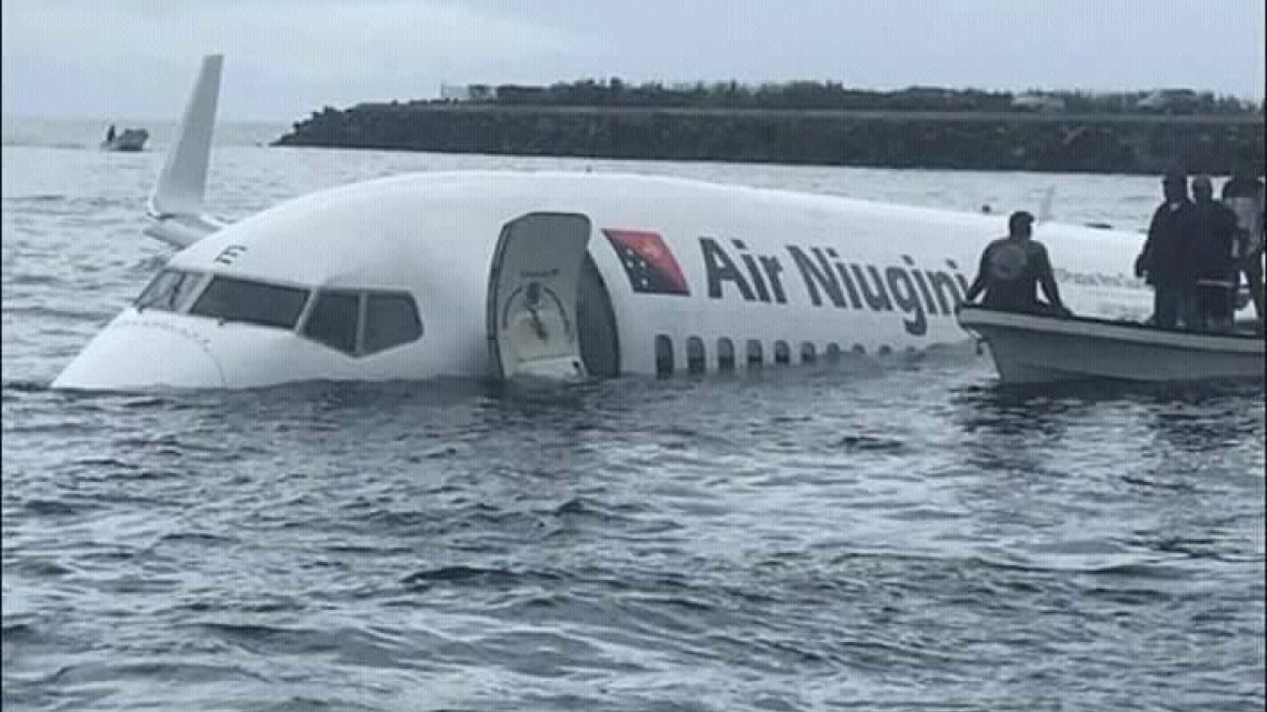 Pasajeros de Boeing 737 salen ilesos tras salirse de pista en Micronesia