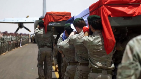 Mueren 13 militares franceses al chocar dos helicópteros en Mali