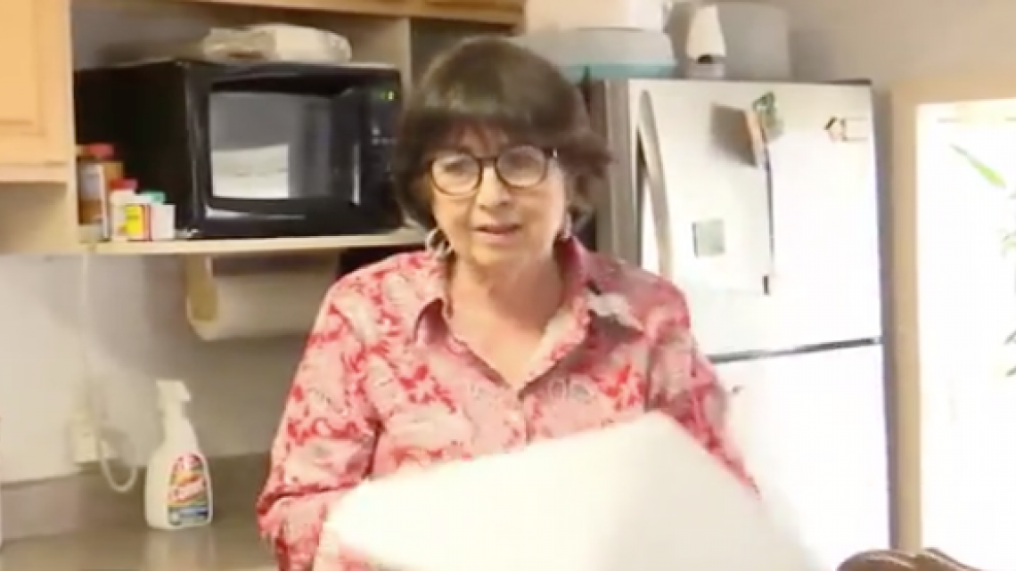 Ante la escasez, diseñadora de moda confecciona mascarillas para trabajadores de salud