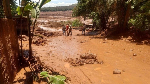 Recuperan nueve cadáveres tras ruptura de diques en Brasil