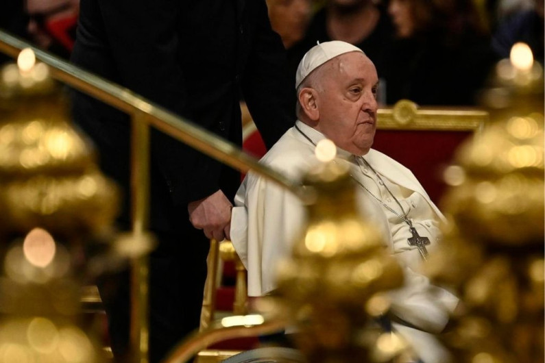 Papa Francisco no presenta complicaciones pulmonares, tras someterse a un TAC