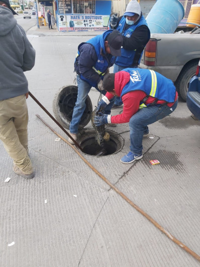 Extrajo COMAPA objetos que bloqueaban red de drenaje sanitario 