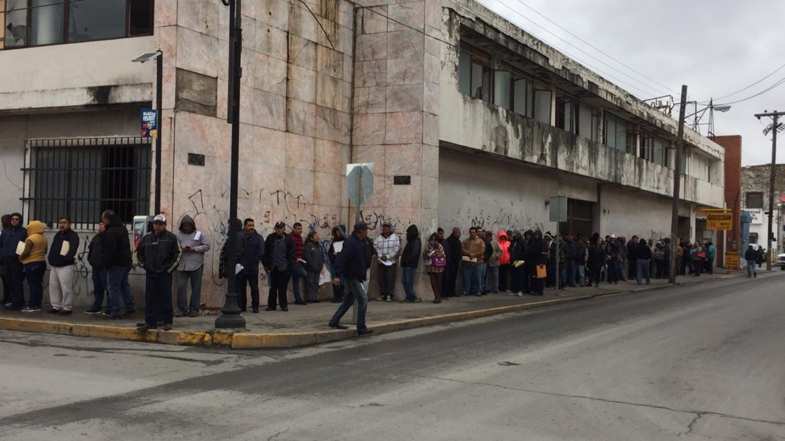 Largas filas en la fiscal para trámite de placas nuevas