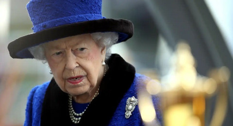 Reina Isabel II preocupa a médicos por su salud