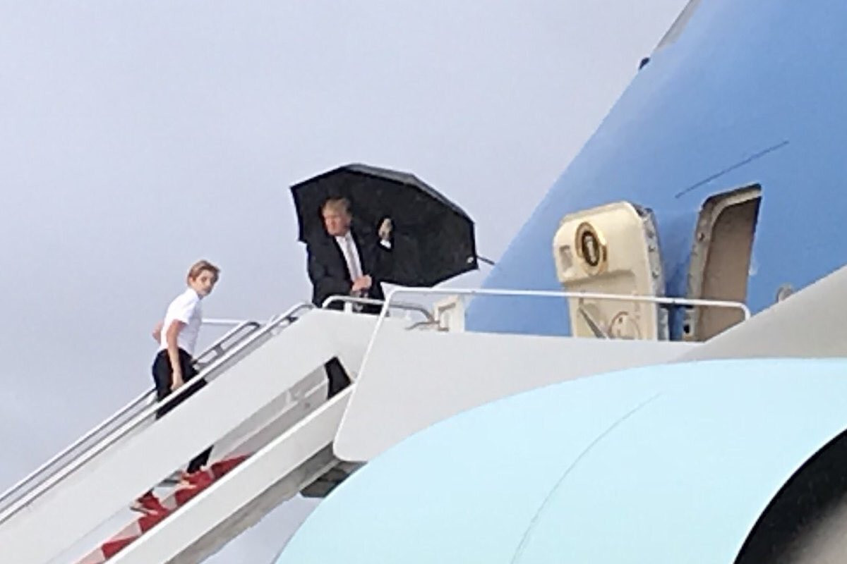 El gesto de Trump con Melania y su hijo