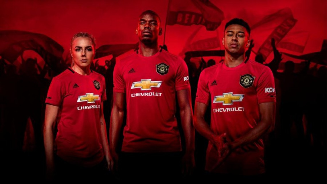 Pogba presenta la nueva camiseta del Manchester United
