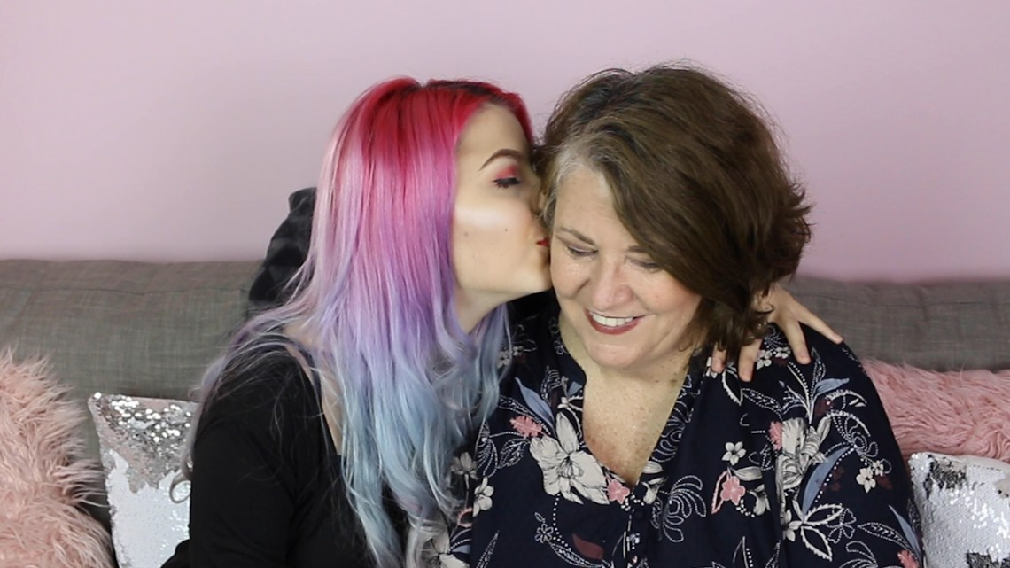 Julia Zelg se ha comprometido; su novia le lleva 37 años