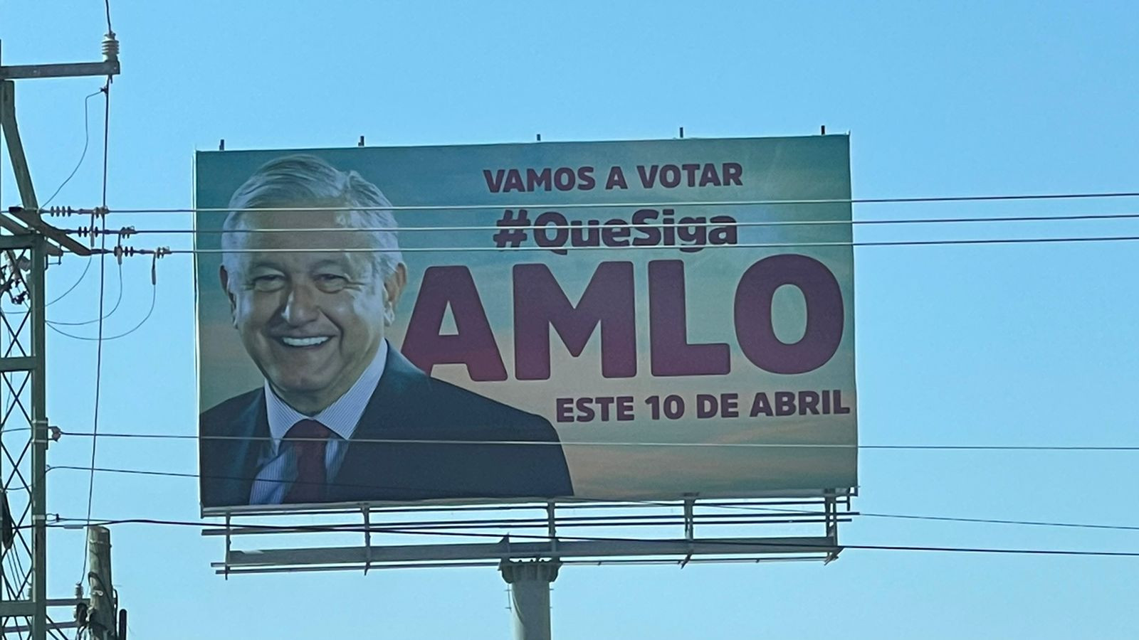 Investiga INE a personas que contrataron espectaculares con imagen de AMLO