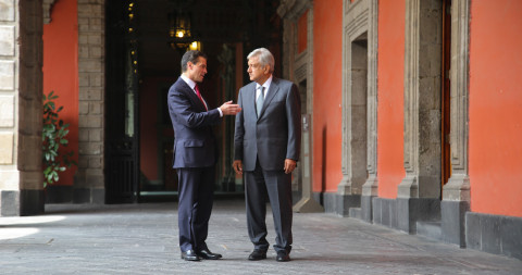 AMLO llega para su encuentro con EPN a Palacio Nacional