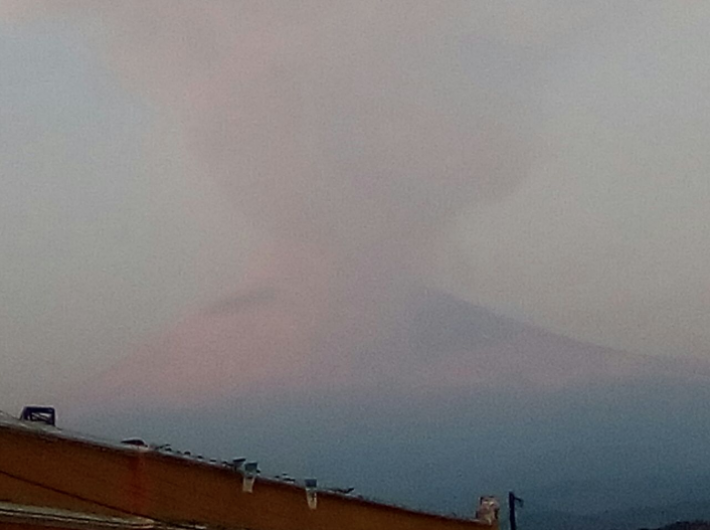 Popocatépetl emite exhalación de 2,000 metros de altura