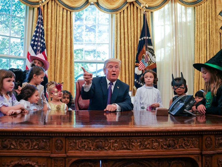 Trump reparte dulces y arremete contra la prensa