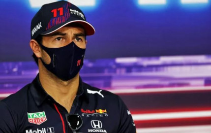 Recibe "Checo" Pérez vacuna contra el COVID-19 en Baréin